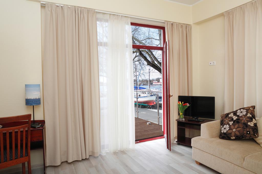 Paernu Jahtklubi Kuelalistemaja Hotel Buitenkant foto